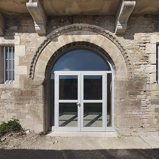 Porte de la salle voûtée, rue du Château. © Thierry Kuntz / Région Bourgogne-Franche-Comté, Inventaire du patrimoine - 2010