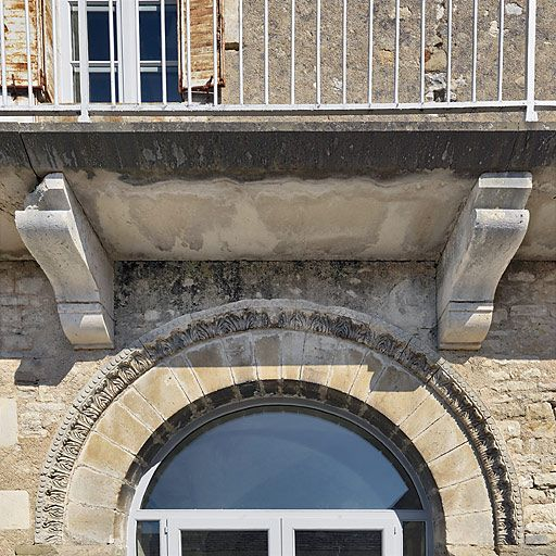 Détail de l'arc de la porte de la salle voûtée, rue du Château. © Thierry Kuntz / Région Bourgogne-Franche-Comté, Inventaire du patrimoine - 2010