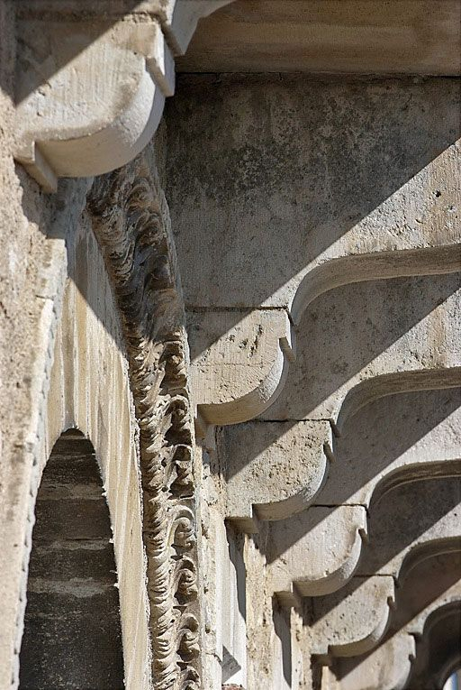 Détail du décor de la porte de la salle voûtée, rue du Château. © Thierry Kuntz / Région Bourgogne-Franche-Comté, Inventaire du patrimoine - 2010