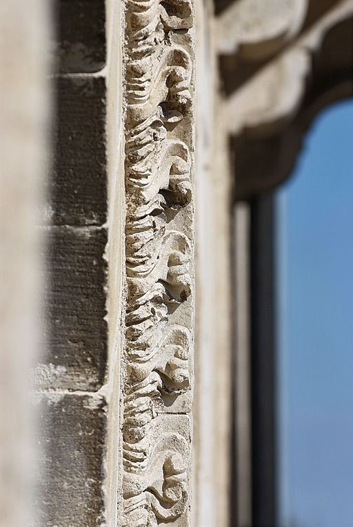 Détail du décor de la porte de la salle voûtée, rue du Château. © Thierry Kuntz / Région Bourgogne-Franche-Comté, Inventaire du patrimoine - 2010