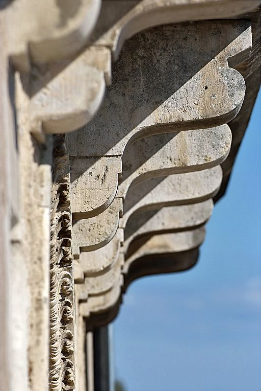 Consoles supportant le balcon de la façade rue du Château. © Thierry Kuntz / Région Bourgogne-Franche-Comté, Inventaire du patrimoine - 2010