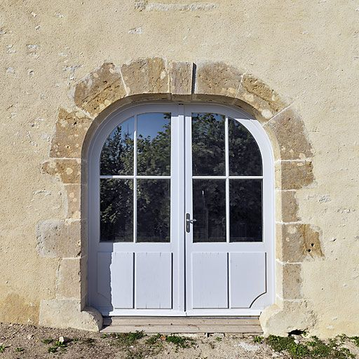 Porte du bâtiment situé de l'autre côté de la rue du Château. © Thierry Kuntz / Région Bourgogne-Franche-Comté, Inventaire du patrimoine - 2010