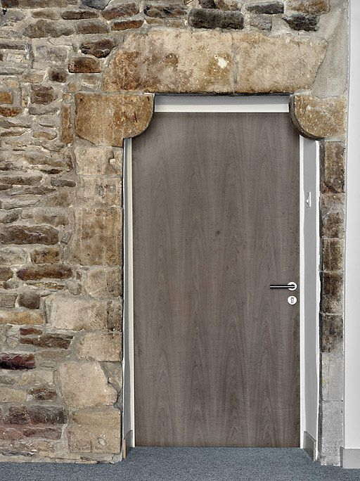 Porte à coussinets située près de la tour d'escalier. © Thierry Kuntz / Région Bourgogne-Franche-Comté, Inventaire du patrimoine - 2010