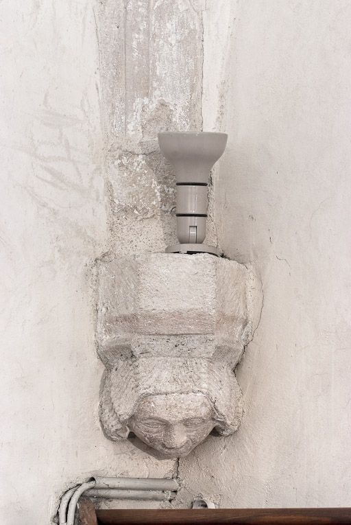 Culot antérieur gauche de la première travée de la nef. © Pierre-Marie Barbe-Richaud / Région Bourgogne-Franche-Comté, Inventaire du patrimoine - 2011