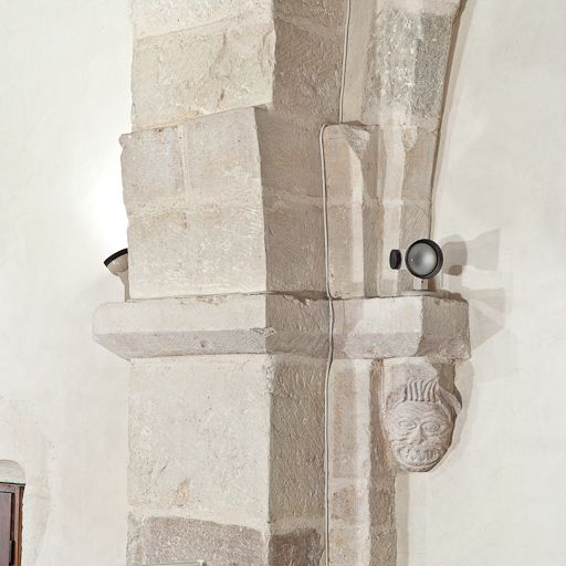 Support et culot antérieur gauche de la troisième travée du bas-côté gauche. © Pierre-Marie Barbe-Richaud / Région Bourgogne-Franche-Comté, Inventaire du patrimoine - 2011