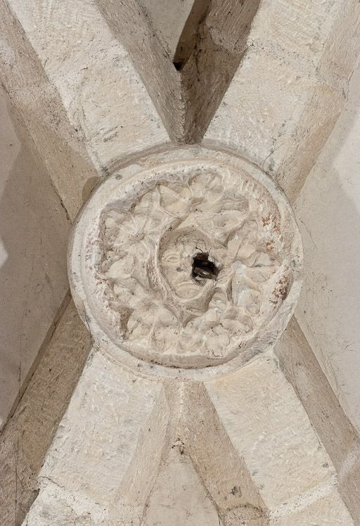 Clef de voûte de la troisième travée du bas-côté droit. © Pierre-Marie Barbe-Richaud / Région Bourgogne-Franche-Comté, Inventaire du patrimoine - 2011