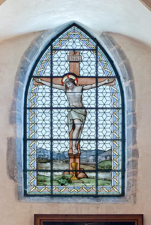 Vitrail : Christ en croix. © Pierre-Marie Barbe-Richaud / Région Bourgogne-Franche-Comté, Inventaire du patrimoine - 2011