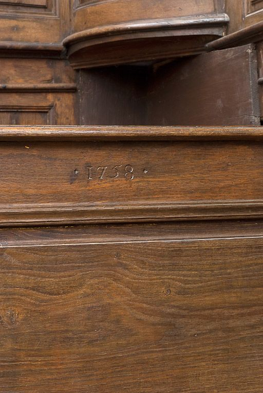 Détail de la date du banc de choeur gauche. © Pierre-Marie Barbe-Richaud / Région Bourgogne-Franche-Comté, Inventaire du patrimoine - 2011