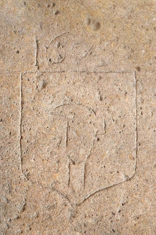 Détail de la dalle funéraire. © Pierre-Marie Barbe-Richaud / Région Bourgogne-Franche-Comté, Inventaire du patrimoine - 2011