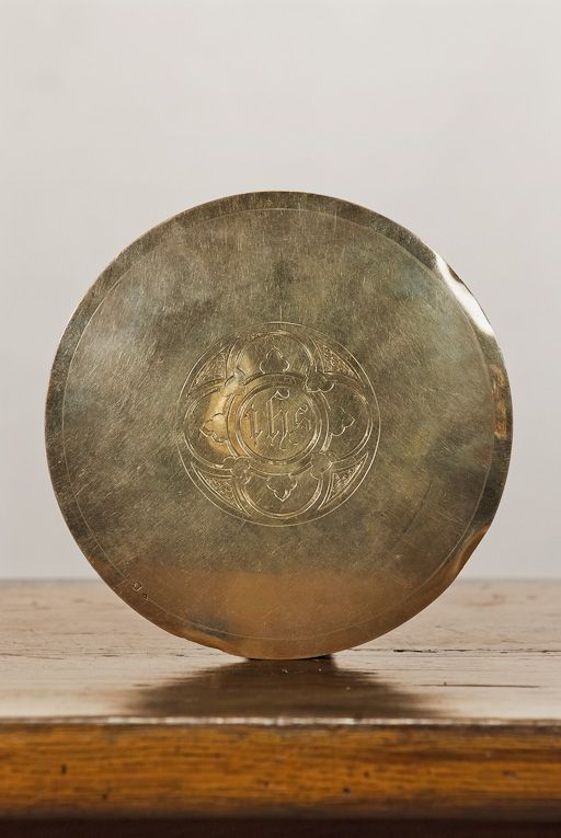 Vue d'ensemble de la patène. © Pierre-Marie Barbe-Richaud / Région Bourgogne-Franche-Comté, Inventaire du patrimoine - 2011 Vue d'ensemble de la patène. © Pierre-Marie Barbe-Richaud / Région Bourgogne-Franche-Comté, Inventaire du patrimoine - 2011