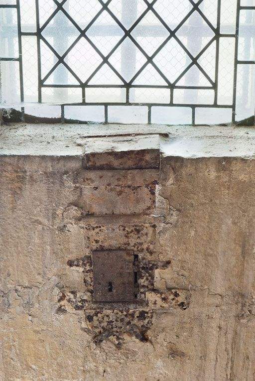 Tronc dans l'appui de la fenêtre à gauche en entrant. © Pierre-Marie Barbe-Richaud / Région Bourgogne-Franche-Comté, Inventaire du patrimoine - 2011 Tronc dans l'appui de la fenêtre à gauche en entrant. © Pierre-Marie Barbe-Richaud / Région Bourgogne-Franche-Comté, Inventaire du patrimoine - 2011