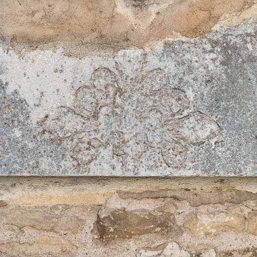 Linteau de la porte latérale gauche murée. © Pierre-Marie Barbe-Richaud / Région Bourgogne-Franche-Comté, Inventaire du patrimoine - 2011