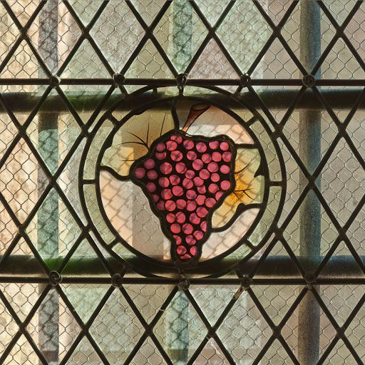 Verrière : détail de la grappe. © Pierre-Marie Barbe-Richaud / Région Bourgogne-Franche-Comté, Inventaire du patrimoine - 2011