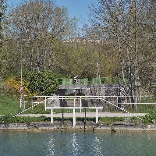 Les vannes du déversoir. Au fond, l'ancien pont de la ligne de chemin de fer Dijon-Epinac. © Thierry Kuntz / Région Bourgogne-Franche-Comté, Inventaire du patrimoine - 2011