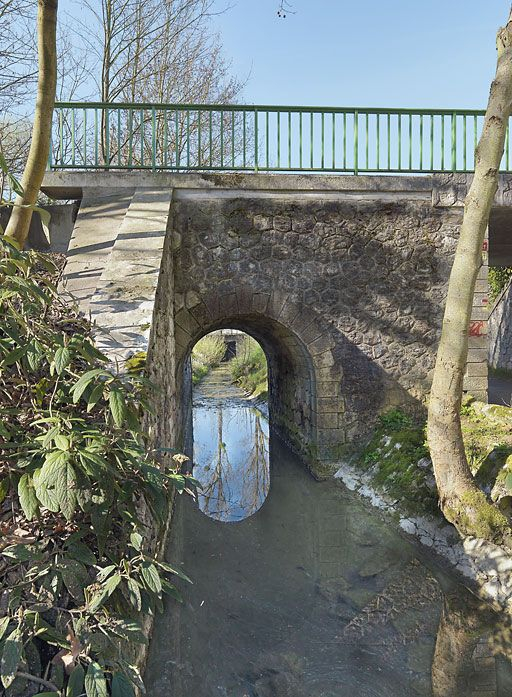 Déversoir du canal dans l'Ouche : pont de l'ancienne voie de chemin de fer Dijon-Epinac devenu piéton. L'ensemble fait aujourd'hui partie du parc entourant le lac Kir. © Thierry Kuntz / Région Bourgogne-Franche-Comté, Inventaire du patrimoine - 2011