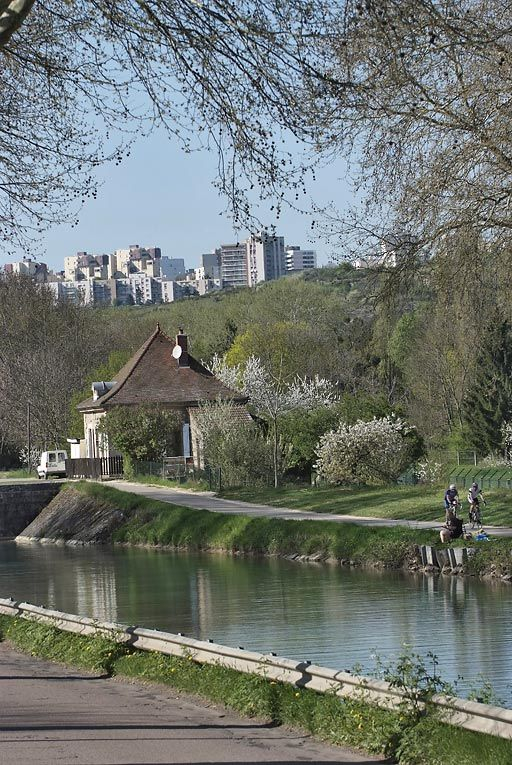 Le site d'écluse vu d'aval avec la colline de Talant en arrière-plan. © Thierry Kuntz / Région Bourgogne-Franche-Comté, Inventaire du patrimoine - 2011