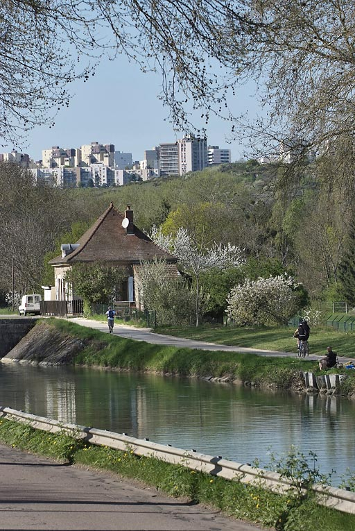 Site de l'écluse 53 du versant Saône, dite des Marcs d'Or (canal de Bourgogne). Au fond, vue du quartier de Talant Belvédère. © Thierry Kuntz / Région Bourgogne-Franche-Comté, Inventaire du patrimoine - 2011