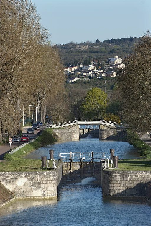 Le sas vu d'aval, avec en arrière-plan le pont sur écluse 52 rehaussé en passerelle, et au fond, la ville de Talant, sur la colline. © Thierry Kuntz / Région Bourgogne-Franche-Comté, Inventaire du patrimoine - 2011