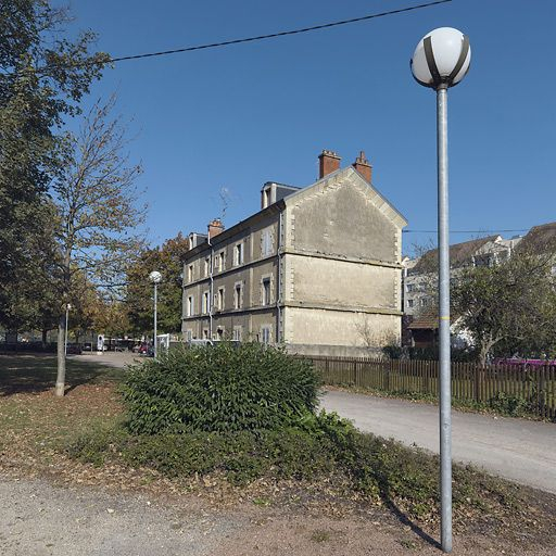 Façade sur port de la maison de perception : la différence de couleur d'enduit permet de repérer les travées ajoutées de part et d'autre du corps central. © Thierry Kuntz / Région Bourgogne-Franche-Comté, Inventaire du patrimoine - 2011