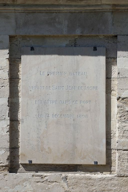 Plaque indiquant les circonstances de l'érection du monument et les grandes dates de construction du canal. © Thierry Kuntz / Région Bourgogne-Franche-Comté, Inventaire du patrimoine - 2011