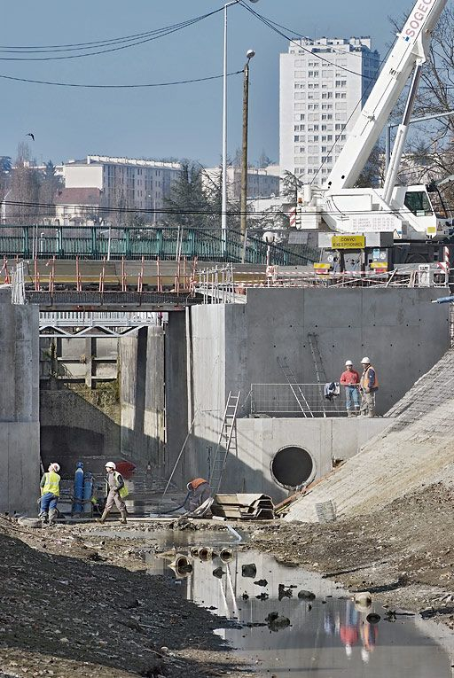 Le bief 56 est vide pour refaire le pont. On voit nettement à droite la sortie ronde de l'aqueduc qui aide au fonctionnement du sas. © Thierry Kuntz / Région Bourgogne-Franche-Comté, Inventaire du patrimoine - 2011