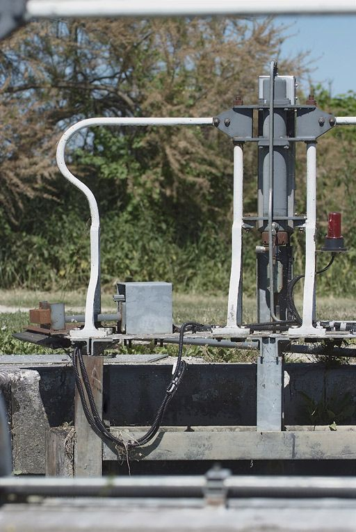 Détail du système d'automatisation des portes. © Thierry Kuntz / Région Bourgogne-Franche-Comté, Inventaire du patrimoine - 2011