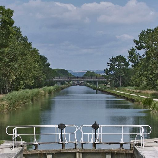 Le pont vu de la porte aval du site d'écluse 65. © Thierry Kuntz / Région Bourgogne-Franche-Comté, Inventaire du patrimoine - 2011