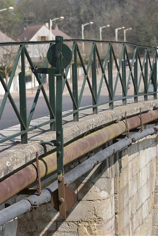 Poulie intallée en aval du pont. © Thierry Kuntz / Région Bourgogne-Franche-Comté, Inventaire du patrimoine - 2011