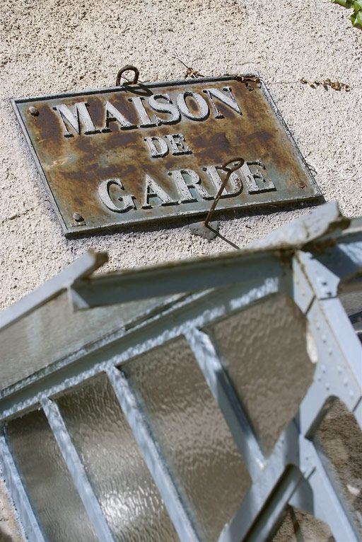 Détail de la plaque au-dessus de la porte d'entrée. © Thierry Kuntz / Région Bourgogne-Franche-Comté, Inventaire du patrimoine - 2011