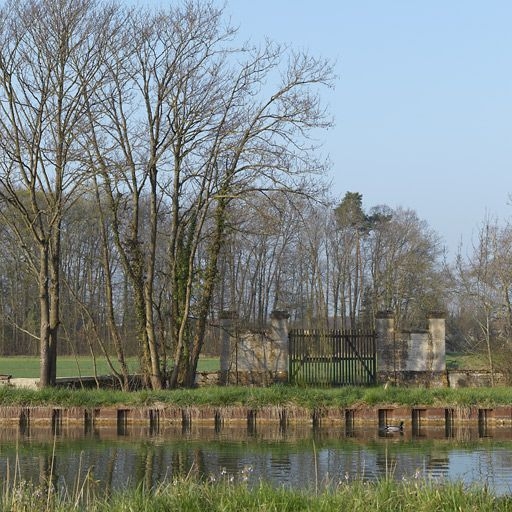 Portail du parc du château de Longecourt donnant sur le canal. © Thierry Kuntz / Région Bourgogne-Franche-Comté, Inventaire du patrimoine - 2011