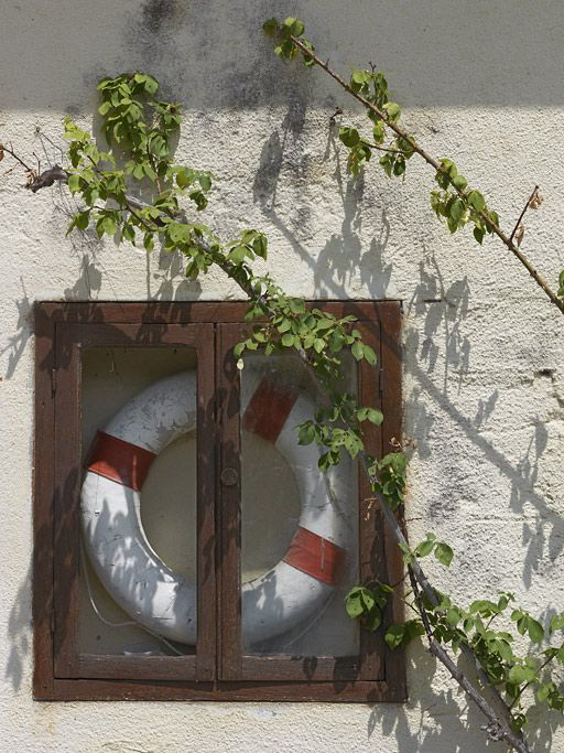 Détail de la bouée sur la façade de la maison éclusière. © Thierry Kuntz / Région Bourgogne-Franche-Comté, Inventaire du patrimoine - 2011