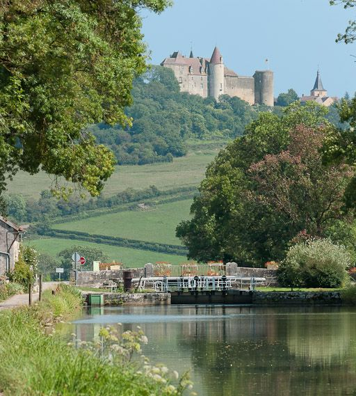 Vue du château de Châteauneuf depuis le bief 08 du versant Saône. © Pierre-Marie Barbe-Richaud / Région Bourgogne-Franche-Comté, Inventaire du patrimoine - 2011