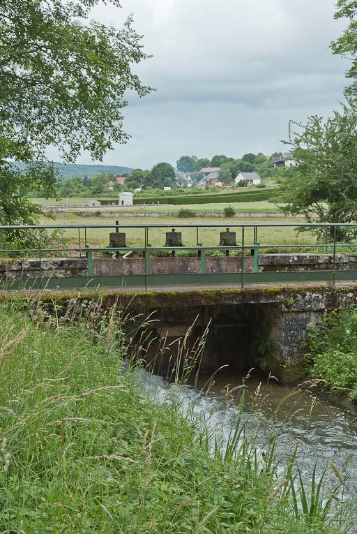 Vue des vannes de prise d'eau en amont de la rigole. © Pierre-Marie Barbe-Richaud / Région Bourgogne-Franche-Comté, Inventaire du patrimoine - 2011