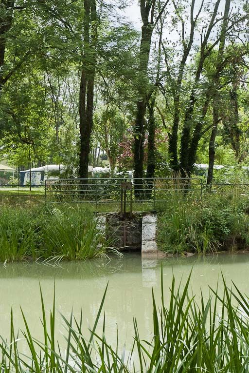 Vue du déversoir de fond sur la rive gauche. © Pierre-Marie Barbe-Richaud / Région Bourgogne-Franche-Comté, Inventaire du patrimoine - 2011