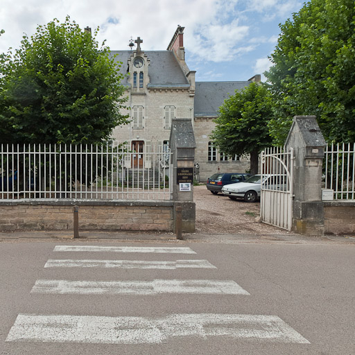 Vue du pensionnat depuis la route. © Pierre-Marie Barbe-Richaud / Région Bourgogne-Franche-Comté, Inventaire du patrimoine - 2011
