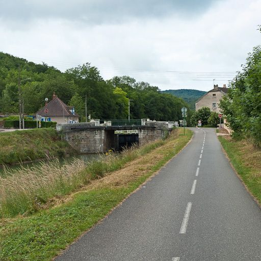 Vue du pont sur écluse depuis l'aval. © Pierre-Marie Barbe-Richaud / Région Bourgogne-Franche-Comté, Inventaire du patrimoine - 2011