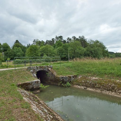 Vue de la prise d'eau et du petit pont en maçonnerie. © Pierre-Marie Barbe-Richaud / Région Bourgogne-Franche-Comté, Inventaire du patrimoine - 2011