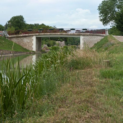 Vue du pont depuis l'aval. © Pierre-Marie Barbe-Richaud / Région Bourgogne-Franche-Comté, Inventaire du patrimoine - 2011
