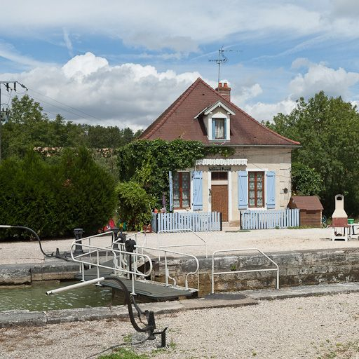 Vue de la maison éclusière. © Pierre-Marie Barbe-Richaud / Région Bourgogne-Franche-Comté, Inventaire du patrimoine - 2011