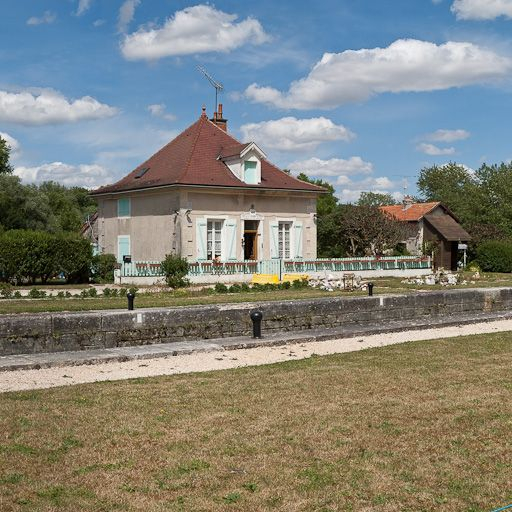 Vue de la maison éclusière. © Pierre-Marie Barbe-Richaud / Région Bourgogne-Franche-Comté, Inventaire du patrimoine - 2011
