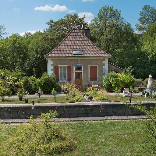 Vue de face de la maison éclusière. © Pierre-Marie Barbe-Richaud / Région Bourgogne-Franche-Comté, Inventaire du patrimoine - 2011