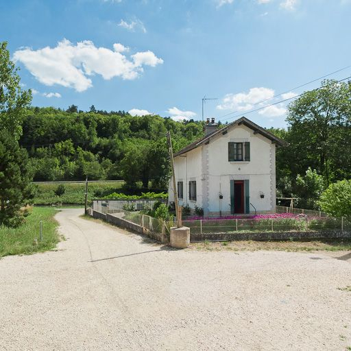 Vue de la maison de garde-barrière. © Pierre-Marie Barbe-Richaud / Région Bourgogne-Franche-Comté, Inventaire du patrimoine - 2011