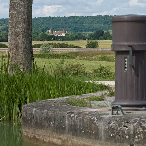 Vue du château de Chailly depuis le site d'écluse 08 du versant Yonne. © Pierre-Marie Barbe-Richaud / Région Bourgogne-Franche-Comté, Inventaire du patrimoine - 2011