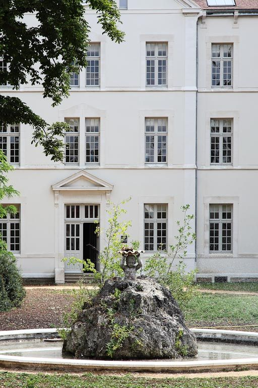 Bassin devant le bâtiment central. © Alain Morelière / Région Bourgogne-Franche-Comté, Inventaire du patrimoine - 2011