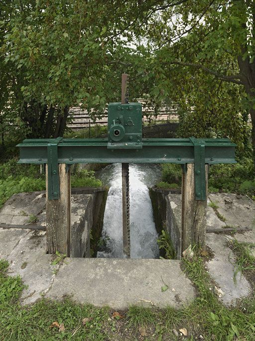 Détail de la vanne du déversoir de fond rive gauche. © Thierry Kuntz / Région Bourgogne-Franche-Comté, Inventaire du patrimoine - 2011