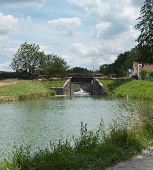 Vue du pont depuis l'aval. © Pierre-Marie Barbe-Richaud / Région Bourgogne-Franche-Comté, Inventaire du patrimoine - 2011