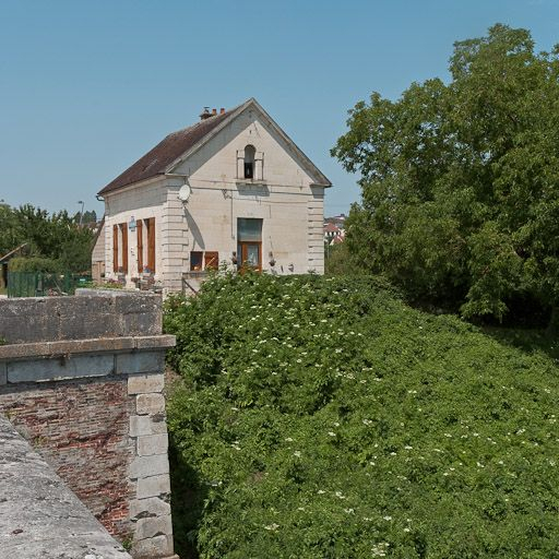 Vue de la façade latérale de la maison éclusière. © Pierre-Marie Barbe-Richaud / Région Bourgogne-Franche-Comté, Inventaire du patrimoine - 2011