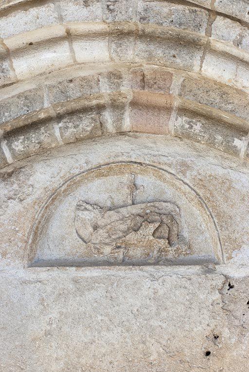 Tympan du portail : Agneau mystique. © Pierre-Marie Barbe-Richaud / Région Bourgogne-Franche-Comté, Inventaire du patrimoine - 2012