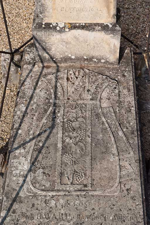 Détail : chasuble ornant la dalle. © Pierre-Marie Barbe-Richaud / Région Bourgogne-Franche-Comté, Inventaire du patrimoine - 2012