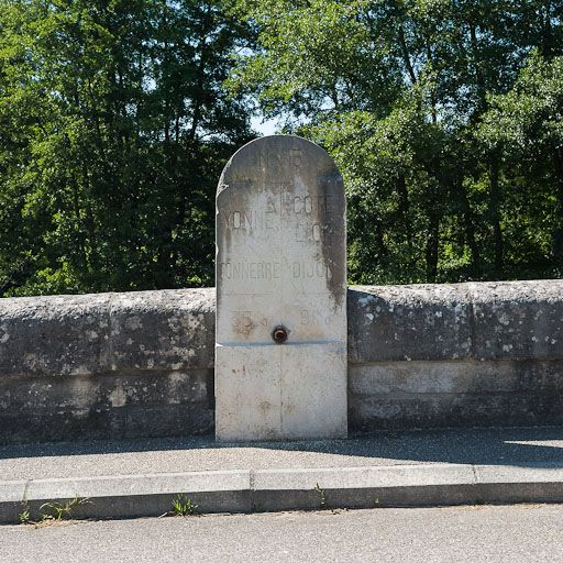 Borne de séparation entre les départements de l'Yonne et de la Côte-d'Or, sur le pont sur l'Armançon. © Pierre-Marie Barbe-Richaud / Région Bourgogne-Franche-Comté, Inventaire du patrimoine - 2012